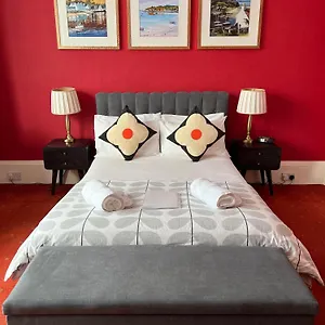 https://gladstone-house.edinburghhotelsuk.org